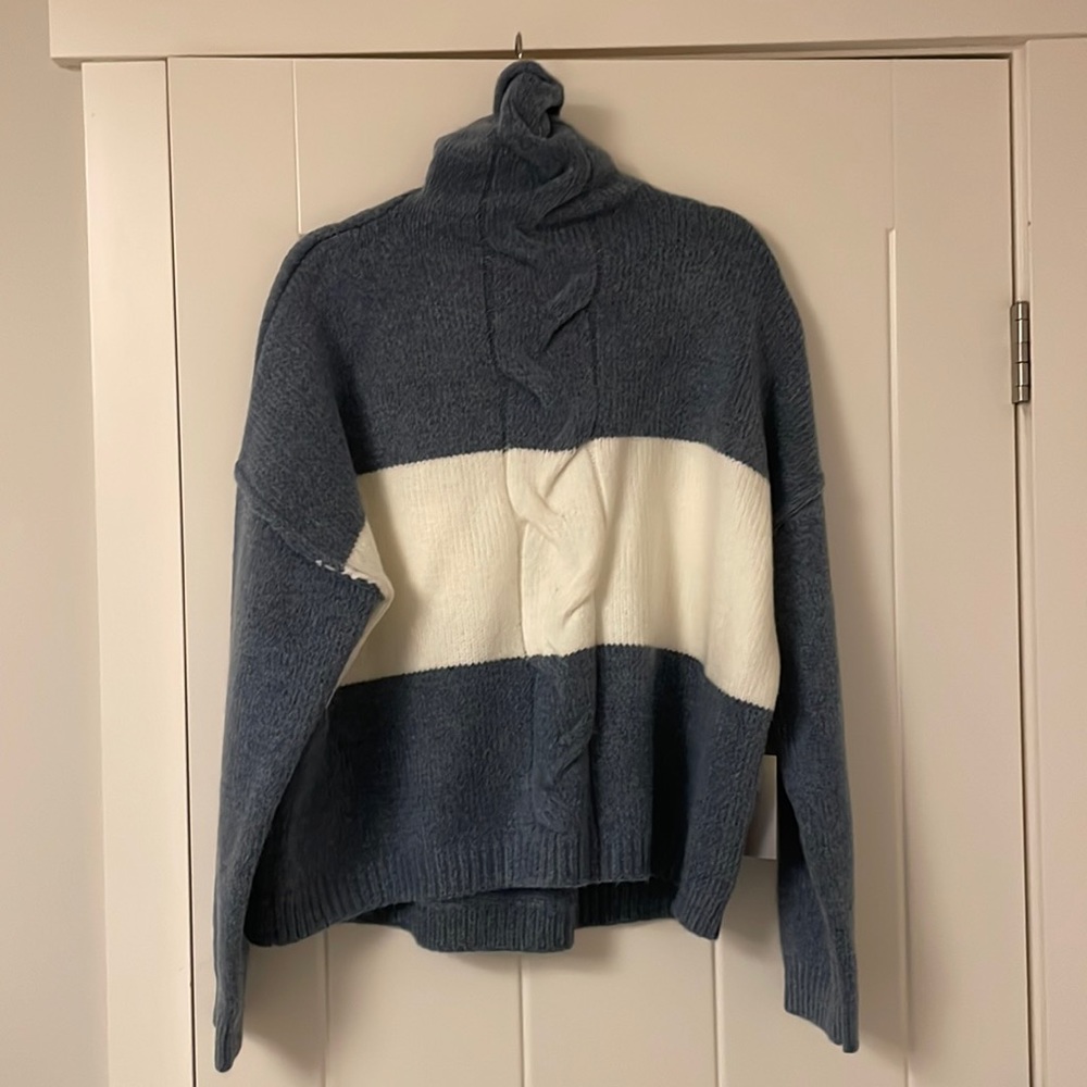 O&O Super Soft, Blue & White Turtle Neck Sweater. Size Large